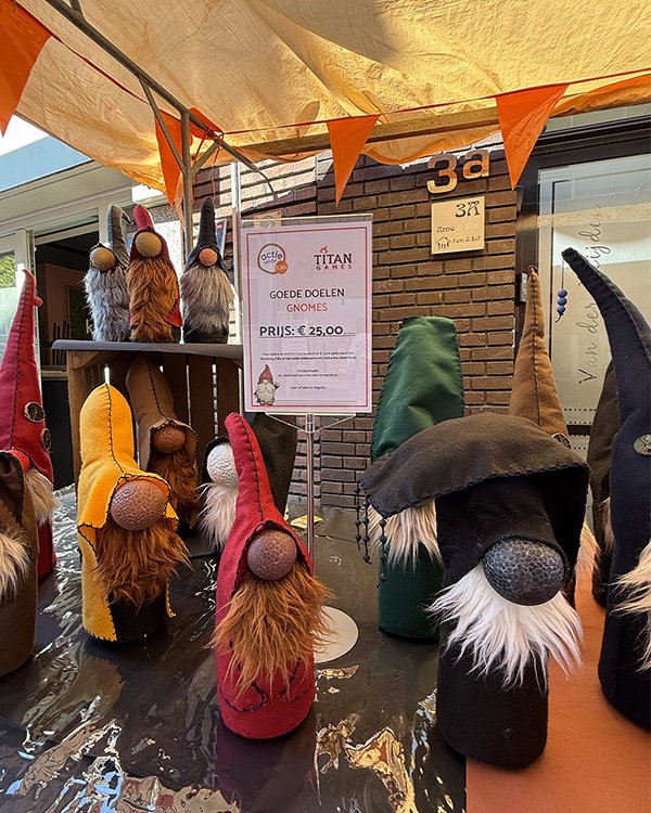 Team Ensemble verkoopt gnomen tijdens Oranjebraderie in Boxtel